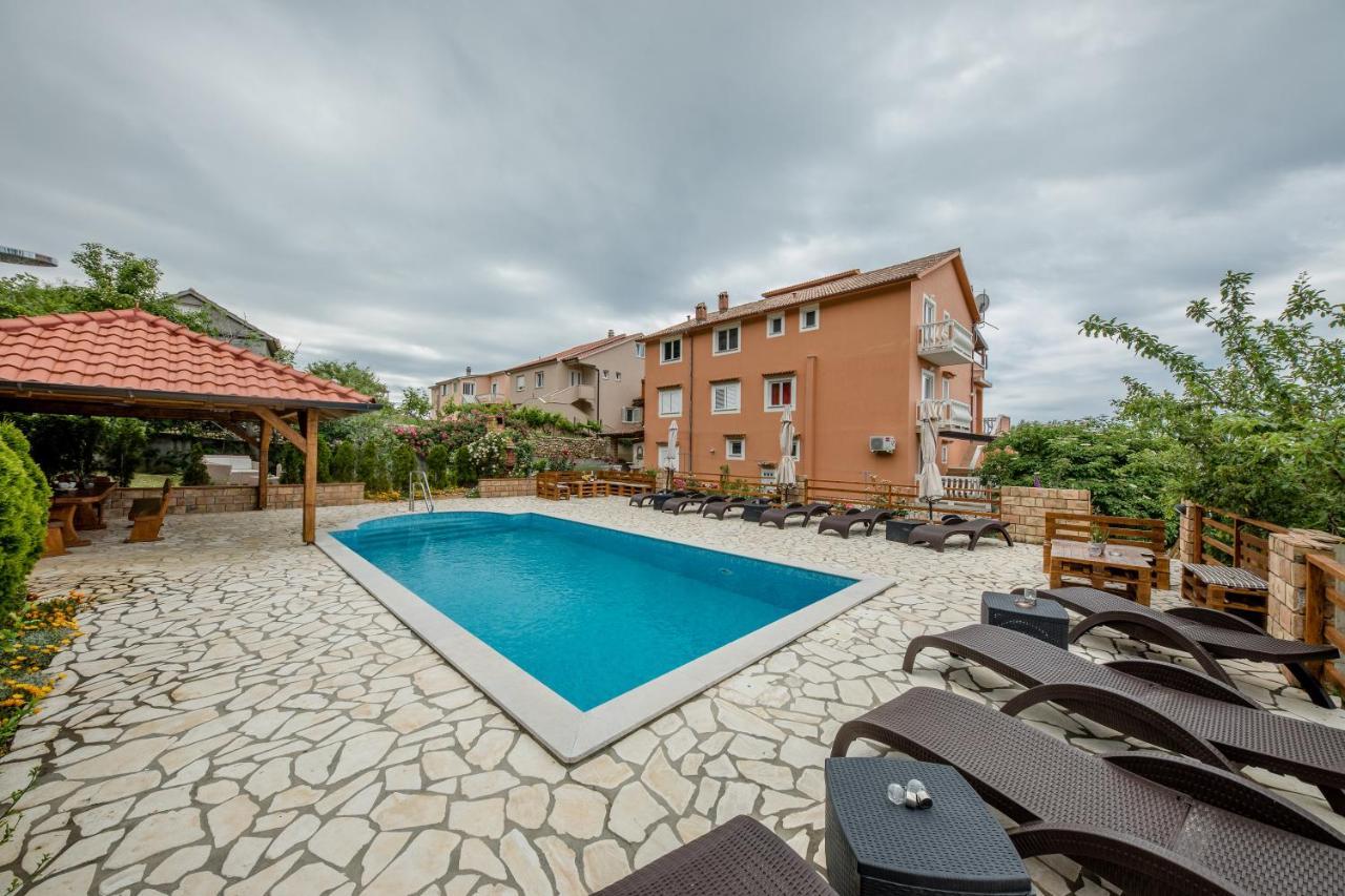Apartments Scerbe 3103 Mundanije Exterior photo